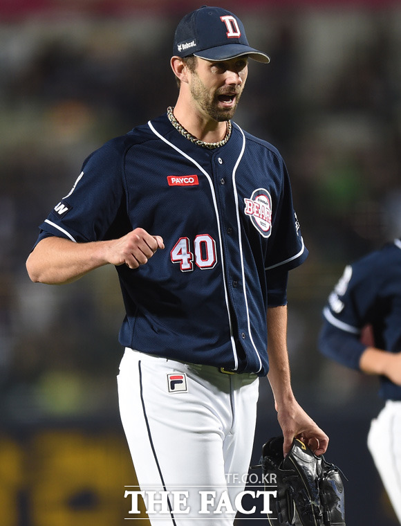 두산 선발 니퍼트가 6회말 삼성 나바로에게 홈런성 타구를 허용했으나 김현수가 잡아내자 주먹을 불끈 쥐며 활짝 웃고 있다.