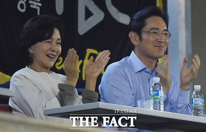 이재용 부회장 응원! 이재용 삼성전자 부회장(오른쪽)이 27일 대구구장에서 열리고 있는 두산과 한국시리즈 2차전을 보기 위해 야구장을 찾았다. 이재용 부회장과 홍라희 리움 관장이 지난 5월 21일 두산전을 보고 있다. / 최용민 기자