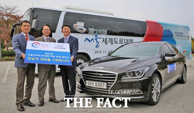 현대자동차는 26일 세계도로대회 조직위원회 조용주 수석부위원장, 진규동 한국도로공사 스마트하이웨이 사업단장, 윤석현 현대자동차 이사 등 관계자들이 참석한 가운데 세계도로대회 조직위원회에서 차량 후원 협약식을 진행했다. / 현대자동차 제공