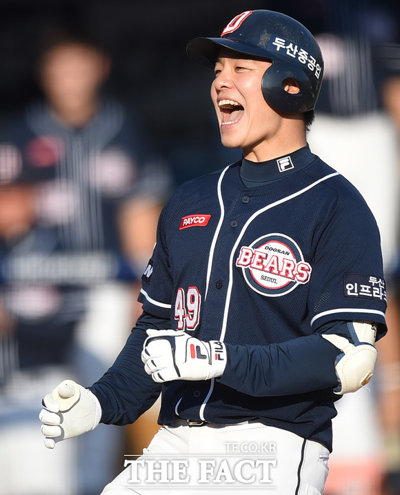 민병헌 적시타! 두산이 27일 열리고 있는 한국시리즈 2차전 삼성과 원정 경기에서 0-0으로 맞선 5회 4득점에 성공했다. / 최용민 기자