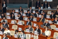 [TF클릭] 박근혜 대통령 시정연설, '새정치 국정교과서 반대 피켓 시위'
