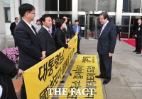 [TF클릭] 국정화 반대 시위하는 심상정 대표 만난 김무성 대표