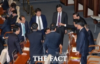[TF포토] '국정교과서 반대' 문구 놓고 새정치민주연합 지도부