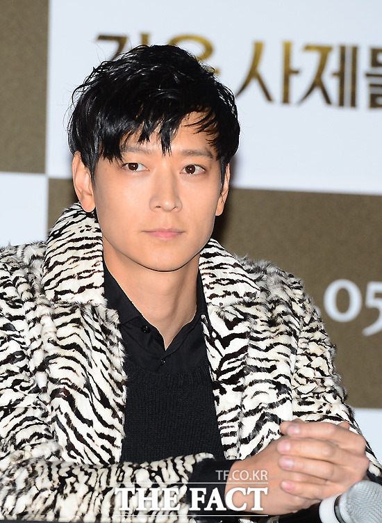 강동원 촬영 고충. 배우 강동원이 영화 검은 사제들 촬영 중 오래 앉아 있는 장면 때문에 신체적으로 힘들었다. /이새롬 기자