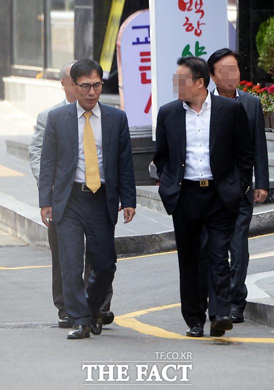 김 전 지검장(왼쪽)이 식사 후 지인들과 커피숍으로 이동하고 있다./서초동=이효균 기자