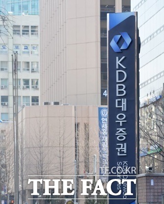 한국투자금융지주가 대우증권 인수전에 뛰어든 가운데 대형 증권사 노조들이 연대 투쟁에 나섰다./더팩트DB