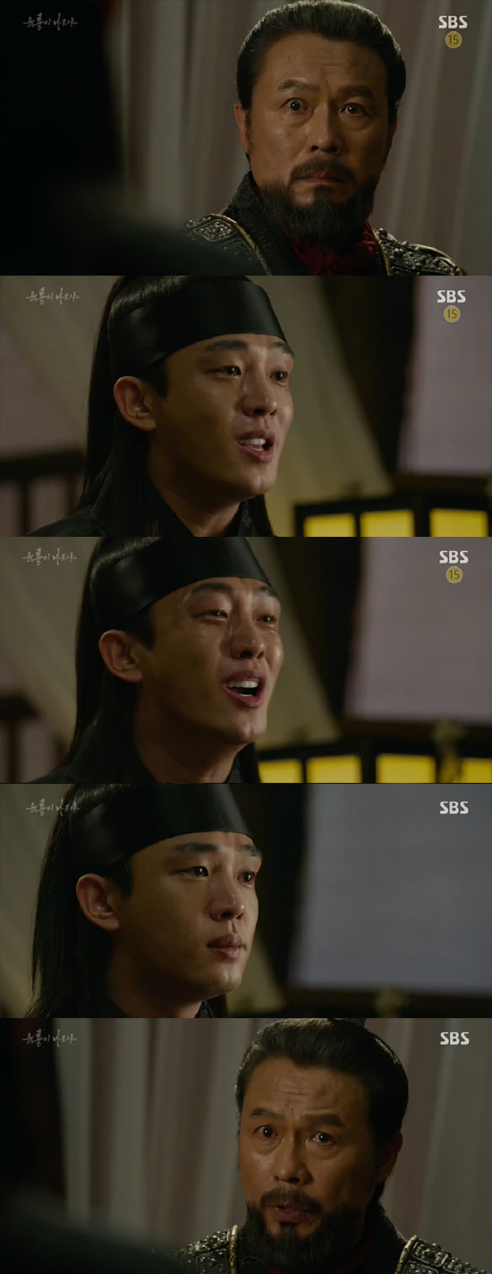 육룡이 나르샤에서 유아인이 천호진을 설득하기 위해 눈물로 호소했다. 그는 새로운 나라의 건설을 원했고 천호진을 설득해야 김명민도 움직이리라 판단했다. /SBS 방송 화면 캡처