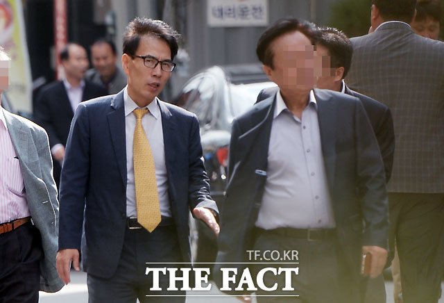 길거리 음란행위 현행범으로 체포돼 화제의 중심에 섰던 김수창 전 제주지검장이 변호사 사무실을 개업하고 재기를 준비하고 모습이 더팩트 취재진에 포착됐다. 김 전 지검장이 지인과 식사 후 이동하고 있다. /서초동=이효균 기자