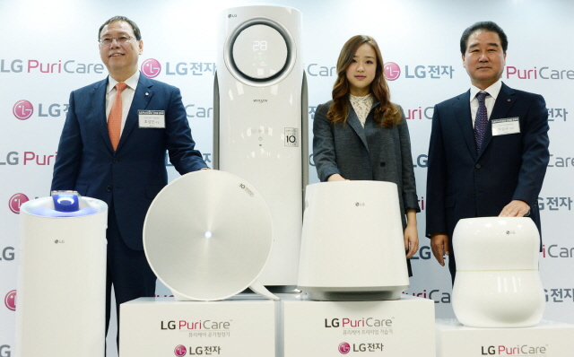 28일 서울 여의도동 LG트윈타워에서 H&A사업본부장 조성진 사장, LG전자 광고모델 손연재 선수, 한국영업본부장 최상규 사장(왼쪽부터) 등이 참석한 가운데 기자간담회를 열고 공기청정기와 프리미엄 가습기 통합 브랜드인 퓨리케어를 론칭했다. /LG전자 제공