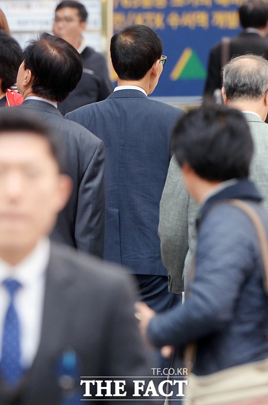 김 전 지검장은 취재진의 질문에 됐어요라는 말만 되풀이하며 발걸음을 재촉했다. /서초동=이효균 기자