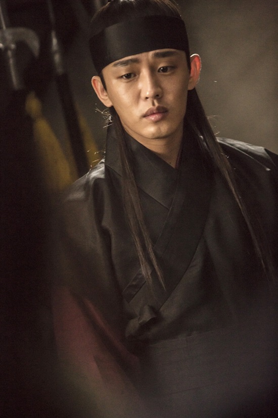 흔들려도 여유롭게 대처하는 유아인. 배우 유아인은 연기파 배우로 인정을 받기까지 위기를 여유롭게 넘기는 자세로 눈길을 끈다. /SBS 제공