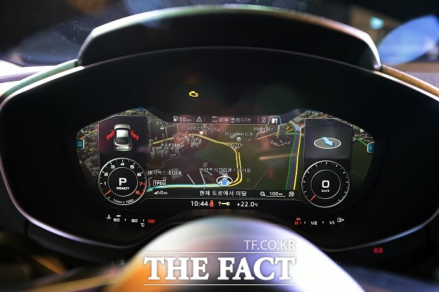 국내에 최초로 공개된 버추얼 콕핏은 12.3인치 고해상도 MMI 디스플레이를 통해 운전자에게 필요한 모든 정보를 제공하는 통합 디스플레이 시스템으로 차량 속도계와 타코미터 등 운행 정보를 주로 보여주는 클래식 뷰 모드와 대형 내비게이션 화면과 같은 부가 정보를 표시해주는 프로그래시브 뷰 모드 두 가지 가운데 선택할 수 있다.