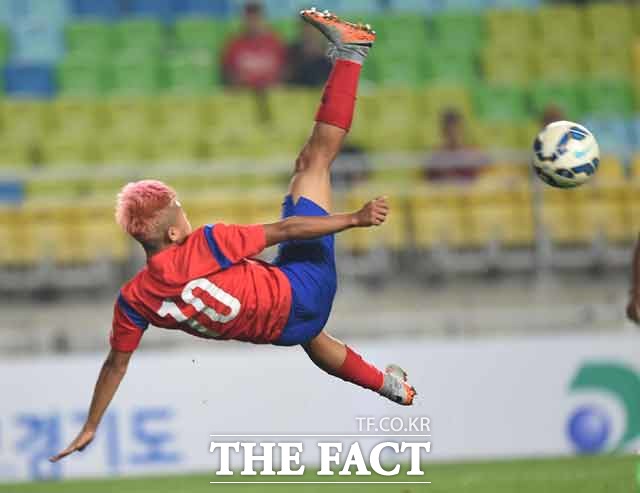 오늘보다 밝은 내일. 이승우는 이번 대회에서 단 하나의 공격포인트도 올리지 못했지만, 한국 공격을 이끌며 종횡무진 그라운드를 누볐다. 지난달 2일 열린 수원컵 나이지리아와 경기에서 멋진 오버헤드킥을 시도하고 있는 이승우. /최용민 기자