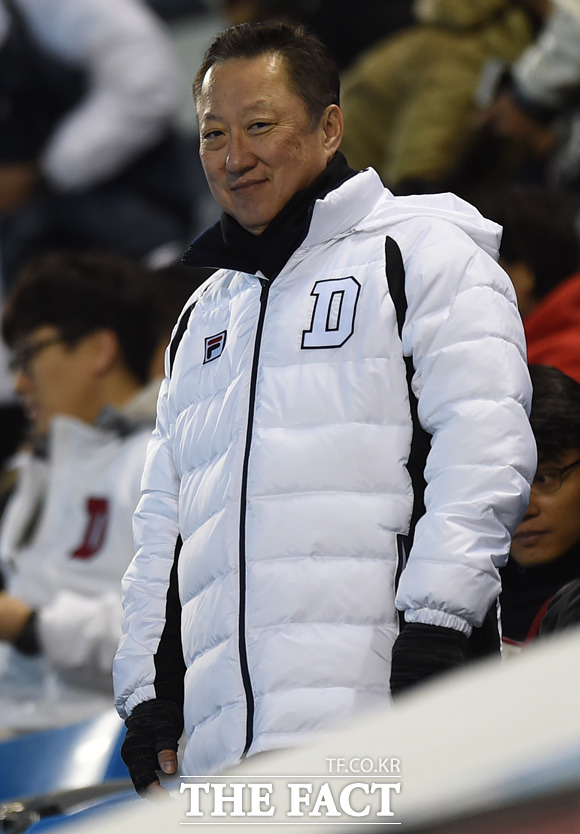 두산 박용만 회장이 관중석에서 팬들과 인사를 나누고 있다.