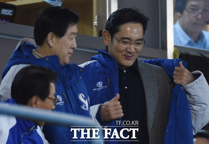 야구 관람에 나선 이재용 부회장의 곁에는 그룹 경영전략에 중추를 맡고 있는 미래전략실 최지성 부회장과 이준 커뮤니케이션팀장(부사장) 등 주요 임원들이 함께했다.