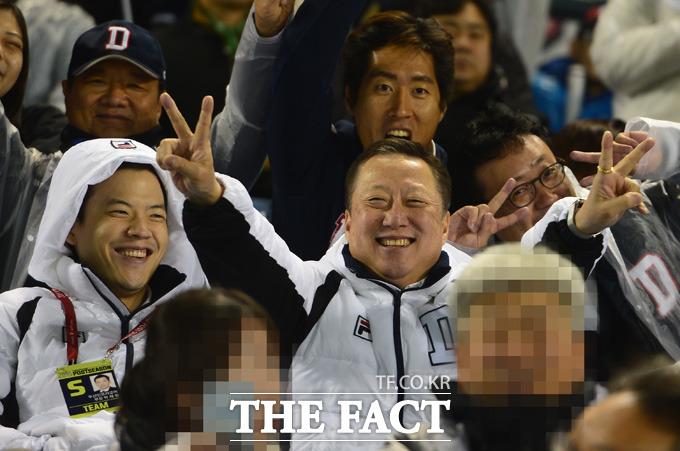 박용만 회장은 전날 한국시리즈 3차전 경기에도 차남인 박재원 두산 인프라코어 부장(왼쪽)과 함께 잠실야구장을 찾아 열띤 응원을 펼쳤다.