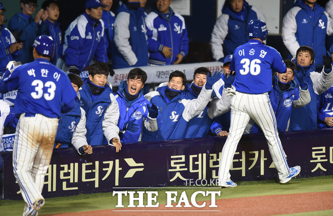 삼성 구자욱의 2회초 2사 2.3루서 역전 2타점 적시타 때 득점에 성공한 이승엽, 박한이가 동료들의 환영을 받고 있다.