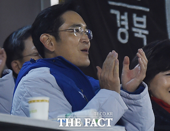 대규모 자사주 매입과 롯데와 빅딜 등 그룹의 중책안을 진두지휘한 이재용 부회장이 29일 어머니 홍라희 삼성미술관 리움 관장과 함께 2015 프로야구 한국시리즈 3차전이 열린 서울 잠실야구장을 찾아 눈길을 끌었다. / 최용민 기자