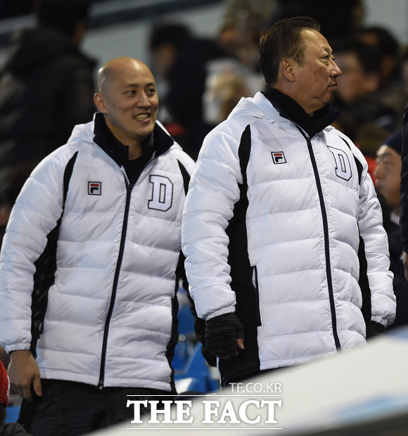 박용만 두산그룹 회장(오른쪽)이 30일 오후 서울 송파구 잠실야구장에서 열린 2015 KBO리그 한국시리즈 4차전 삼성라이온즈와 두산베어스의 경기에서 장남 박서원 오리콤 크레이티브 총괄부사장과 함께 응원길에 올랐다.  / 최용민 기자