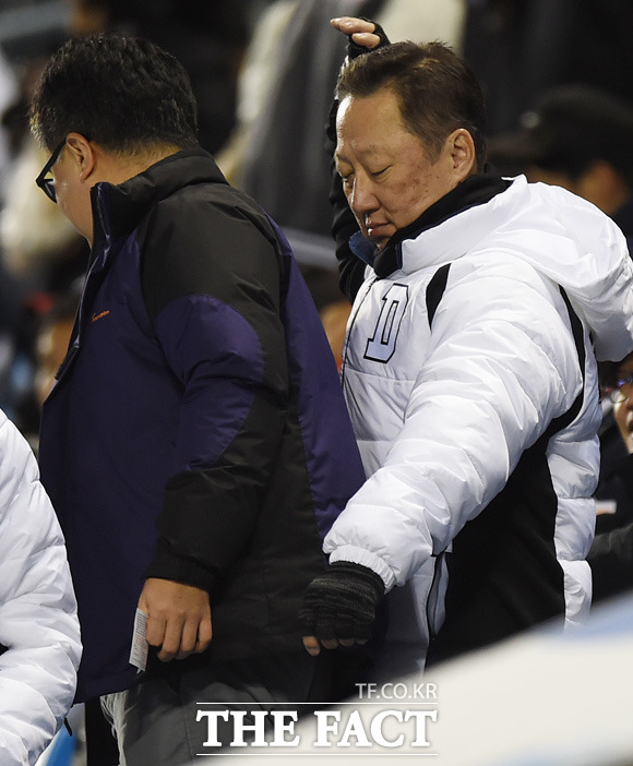 관중석서 응원하는 두산 박용만 회장이 옆자리 팬에게 길을 비켜주고 있다.