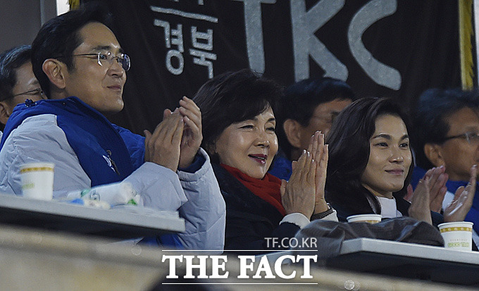 삼성 이재용 부회장과 어머니 홍라희 여사, 그리고 이서현 삼성물산 사장이 야구장을 찾아 박수를 치며 삼성을 응원하고 있다.