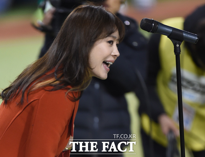 가수겸 뮤지컬배우 옥주현이 한국시리즈 4차전서 애국가를 부른뒤 인사를 하고 있다.