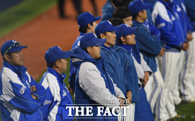 두산이 14년만에 감격적인 한국시리즈 우승을 차치한 가운데 준우승한 삼성 류중일 감독과 선수들이 경기장을 떠나지 않고 그라운드에 도열해 두산선수들에게 박수를 쳐주며 축하해주고 있다.