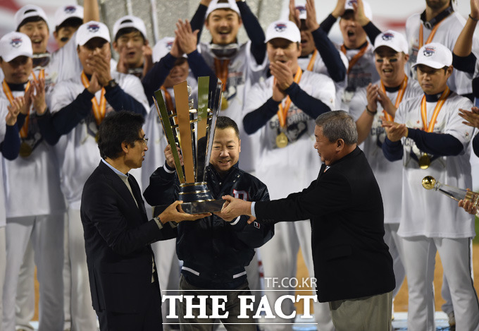 KBO 구본능 총재가 한국시리즈 우승을 차지한 두산베어스에 우승트로피를 전달하고 있다.