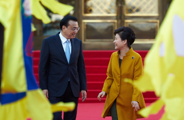 박근혜 대통령과 리커창 중국 총리가 31일 오후 청와대 대정원에서 열린 공식 환영식에 참석하고 있다. /청와대 제공
