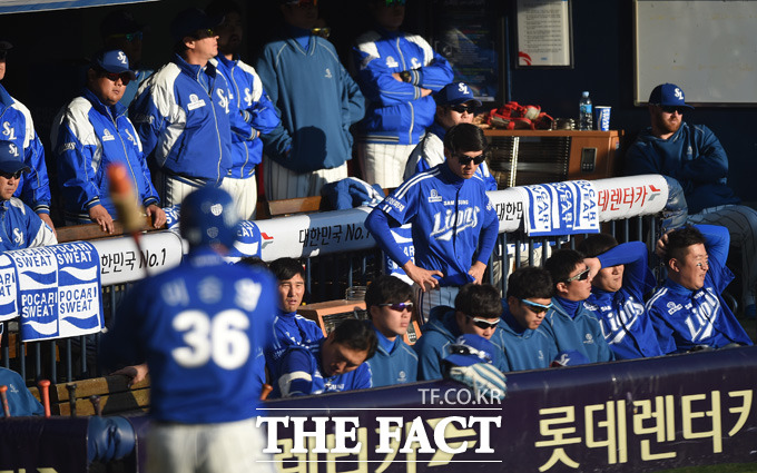 삼성이 두산에 1-9로 리드를 당하자 더그아웃의 선수들이 표정이 침울하다.