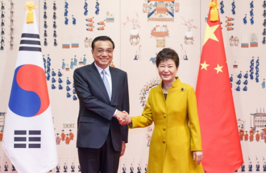 한-중 양국은 31일 청와대에서 열린 박근혜 대통령과 리커창(李克强) 중국 총리와 양자 회담 직후 모두 17건의 양해각서(MOU)와 금융협력에 관한 합의문 1건을 체결했다./청와대 제공