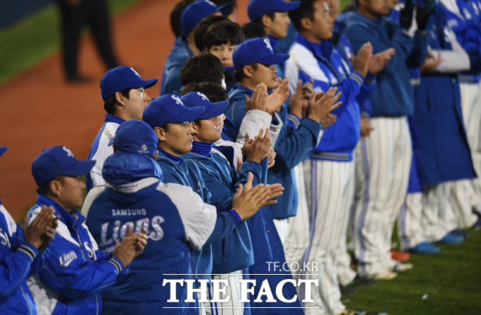 두산이 14년만에 감격적인 한국시리즈 우승을 차치한 가운데 준우승한 삼성 류중일 감독과 선수들이 경기장을 떠나지 않고 그라운드에 도열해 두산선수들에게 박수를 쳐주며 축하해주고 있다.