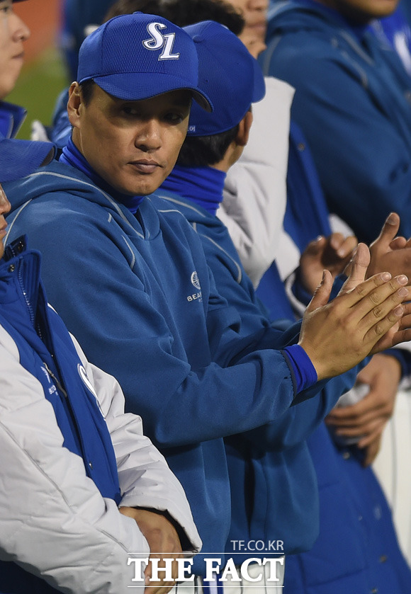 두산이 14년만에 감격적인 한국시리즈 우승을 차치한 가운데 준우승한 삼성 류중일 감독과 선수들이 경기장을 떠나지 않고 그라운드에 도열해 두산선수들에게 박수를 쳐주며 축하해주고 있다. 사진은 이승엽이 박수를 쳐주고 있는 장면.