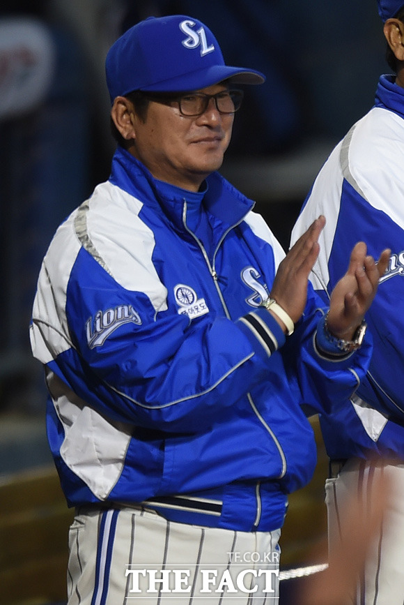 두산이 14년만에 감격적인 한국시리즈 우승을 차치한 가운데 준우승한 삼성 류중일 감독이 경기장을 떠나지 않고 그라운드에 도열해 두산선수들에게 박수를 쳐주며 축하해주고 있다.
