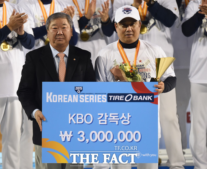 31일 오후 서울 잠실야구장에서 열린 2015 KBO리그 한국시리즈 5차전 삼성라이온즈와 두산베어스의 경기에서 두산이 13-2로 삼성을 물리치고 14년만에 한국시리즈 우승을 차지한 가운데 김태형 감독이 감독상을 수상하고 있다.