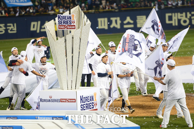 31일 오후 서울 잠실야구장에서 열린 2015 KBO리그 한국시리즈 5차전 삼성라이온즈와 두산베어스의 경기에서 두산이 13-2로 삼성을 물리치고 14년만에 한국시리즈 우승을 차지한  가운데 선수들이 그라운드를 돌며 우승 세리머니를 펼치고 있다.