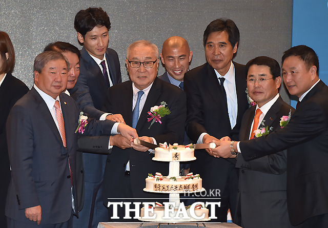 케이크 자릅시다 구본능 KBL 총재와 한선교 국회 교육문화체육관광위원회 의원, 문성민, 김영기 KBL 총재, 차두리, 신선우 WKBL 총재, 구자용 KLPGA 총재, 허정무 한국프로축구연맹 부총재(왼쪽부터)가 사단법인 한국 프로스포츠협회 출범식에서 케이크를 자르고 있다.