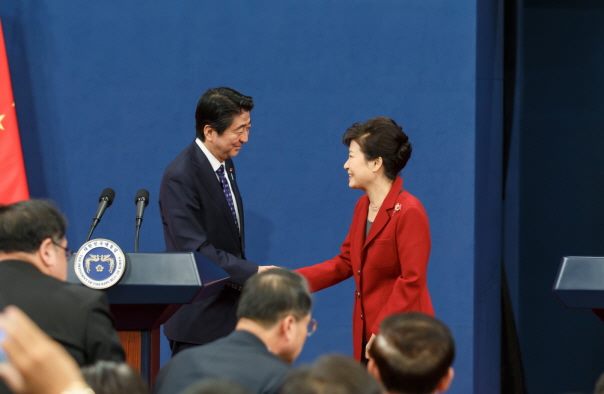 박근혜 대통령과 아베 신조(安倍晋三) 일본 총리는 2일 정상회담을 하고 일본군 위안부 문제 조기 타결을 위한 협의를 가속하기로 합의했다. /청와대 제공