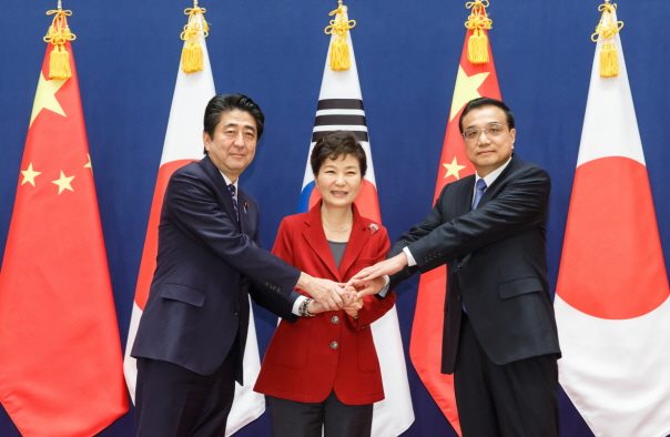 3국 정상은 한중일 FTA와 RCEP 협상의 진전을 위해 적극 노력하기로 했다. 또 역내 교역의 부가가치를 극대화하기 위해 전자상거래 관련 협력을 강화키로 합의했다. /청와대 제공