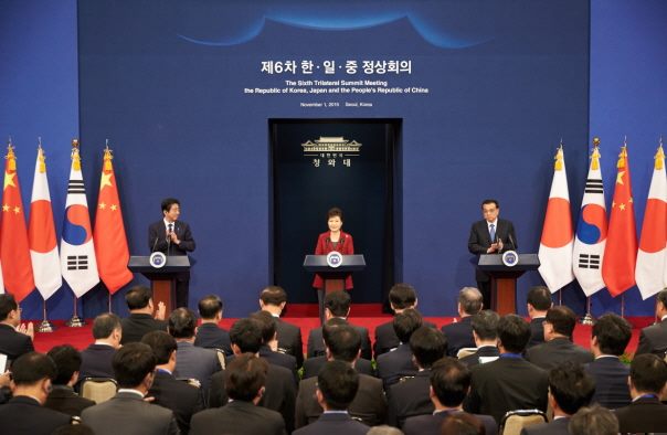 박근혜 대통령, 아베 신조 일본 총리, 리커창 중국 총리는 1일 오후 정상회의를 하고 동북아평화협력 공동선언을 채택했다. /청와대 제공