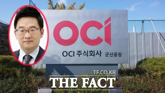 OCI 군산공장에서는 지난 6월 22일에 이어 7월 15일에 가스 누출사고가 발생했다. OCI 측은 2차 누출사고는 단순 스팀(수증기)사고였다면서 화학가스 누출을 부인한 바 있다. 하지만 OCI 내부적으로는 염산 등의 물질이 수증기에 섞여 누출됐을 가능성이 제기된 것으로 확인됐다. 원 안은 이우현 OCI 사장. /더팩트 DB