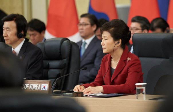 박근혜 대통령은 1일 청와대에서 열린 제6차 한일중 정상회의에서 정치·안보 측면의 갈등과 반목을 가져오는 문제들을 해소하지 못하고 있어서 무한한 협력 잠재력이 충분히 발휘되지 못하고 있다고 밝혔다. /청와대 제공