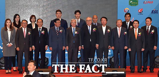 한국프로스포츠협회 출범 김영호 한국관광공사 부사장, 구자준 KOVO 총재, 박삼구 한국 방문위원회 위원장, 김종덕 문화체육관광부 장관, 김영기 KBL 총재, 한선교 국회 교육문화체육관광위원회 의원, 구본능 KBO 총재, 신선우 WKBL 총재, 구자용 KLPGA 총재, 허정무 한국프로축구연맹 부총재(앞줄 왼쪽 두 번째부터), 프로스포츠 선수들이 2일 오후 서울 중구 밀레니엄 서울힐튼에서 열린  사단법인 한국프로스포츠협회 출범식에서 포즈를 취하고 있다. / 밀레니엄 서울힐튼 = 이새롬 기자