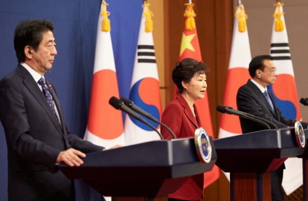 박근혜 대통령과 아베 신조 일본 총리, 리커창 중국 총리는 1일 청와대에서 제6차 한일중 정상회의를 하고 3국 시장통합과 동북아 평화협력 공동선언을 채택했다. /청와대 제공