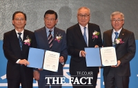[TF포토] 한국프로스포츠협회, K스마일 캠페인 체결한 박삼구 위원장과 김영기 KBL 총재