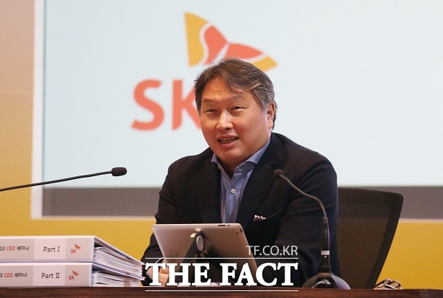 CJ그룹과 빅딜을 진두지휘하며 사업구조 재편에 팔을 걷어붙인 최태원 회장이 그룹 수뇌부들에게 그룹이 당면한 경영위기 극복카드로 파괴적 혁신을 주문하면서 SK그룹의 연말 조직 개편 및 임원 인사 등 그룹 내부의 대대적인 변화를 점치는 목소리가 나온다. / SK그룹 제공