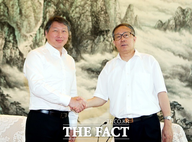 최태원 회장은 지난 8월에는 중국 후베이성 최고위급 인사인 리홍종 후베이성 당서기(오른쪽)와 만나 SK와 후베이성의 상호협력 방안을 논의하는 등 공백 기간 동안 챙기지 못했던 국외 일정을 꼼꼼히 챙겼다.