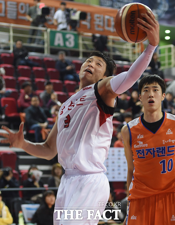 KGC가 이정현(23득점)의 맹활약속에 전자랜드를 85-76으로 꺾고 1028일 만에 인천원정경기를 승리를 거뒀다.