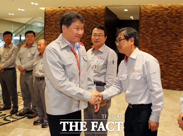 최태원 회장은 경영 복귀 이후 핵심 계열사 주요 사업장을 직접 둘러보며 현황을 살피고 직원들을 격려했다.