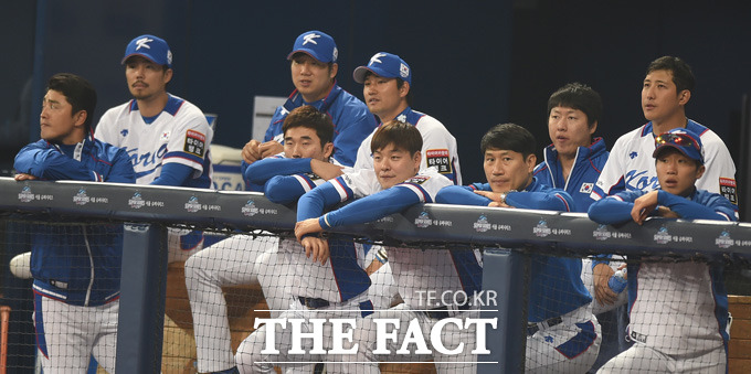 한국과 쿠바의 평가전이 열린 가운데 한국선수들이 더그아웃에서 경기를 지켜보고 있다.